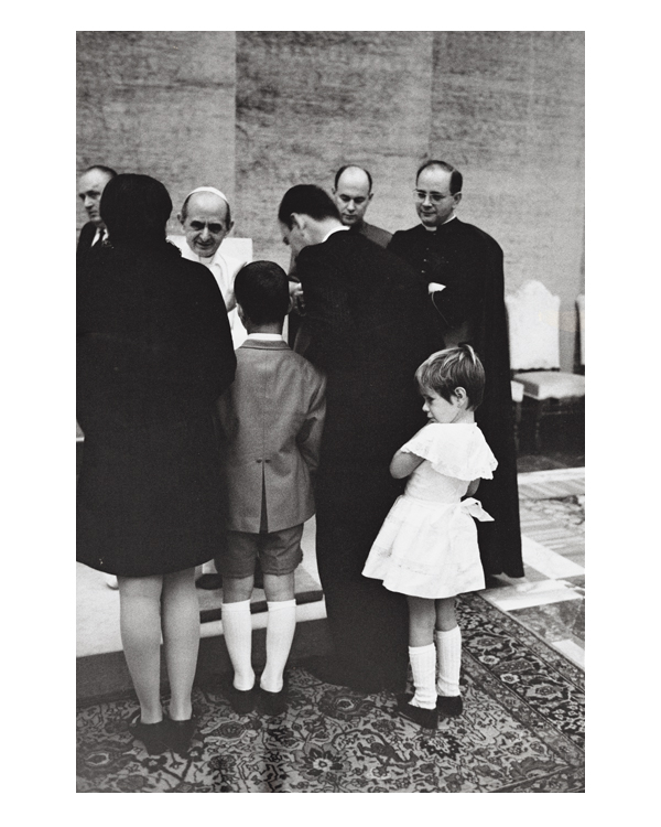 Il Papa riceve una famiglia in udienza privata